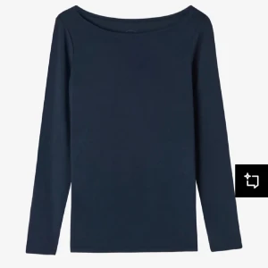Mörkblå långärmad topp från intimissmi - Säljer en stilren mörkblå långärmad topp med en enkel och klassisk design. Perfekt för lager-på-lager eller att bära som den är. Passar till många olika outfits och tillfällen.