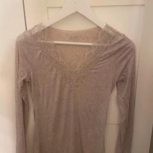 Beige långärmad topp med spetsdetaljer - Tröja från intimissimi i storlek M, aldrig använd och säljer för att den inte kommer till användning💗