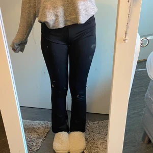 Svarta leggings från FastDry - Snygga svarta leggings från FastDry, perfekta för träning eller en avslappnad dag. De har en bootcut look.