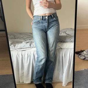 Zara jeans - Raka midrise jeans från Zara  Passar mig bra som har storlek S och är 165 cm  De har en missfärgning som syns på sista bilden men eftersom den är på insidan av byxorna märks den knappt!