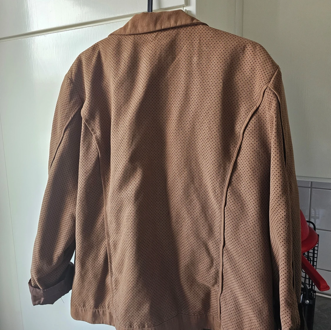 Brun jacka med perforerat mönster - 1