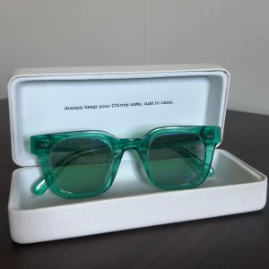 Blåa solglasögon från Chimi - Snygga blåa solglasögon från Chimi i färgen Aqua - 04. De har en transparent blå båge med matchande lins. Glasögonen är nästintill oanvända.