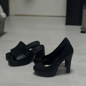 Pumps med klack - oanvänd - Snygga svarta pumps med hög klack och rund tå. Två olika klackskor: pumps och långklackade. Pumpsen är i storlek 37. Långklackade är i storlek 38. Båda är helt oanvända. Nypris 399kr. Kostar 160kr per klack.