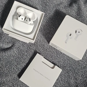 Bluetooth Hörlurar  - Fjärde generationen / gen 4 i super fint skick. Kommer med alla tillbehör. Nypris 1900kr. 100% nöjd garanti! Ni kan alltid returnera om ni inte skulle vara nöjda, oavsett anledning.