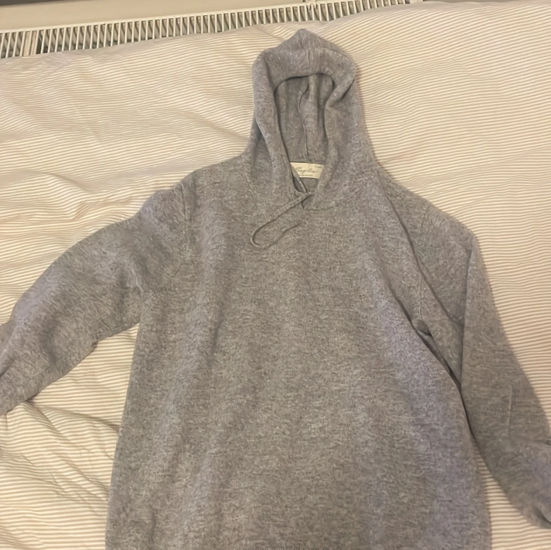 Grå hoodie