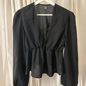 Långärmad topp - Fin långärmad topp me v-ringning. Har använt denna 1 gång men den är så fin.