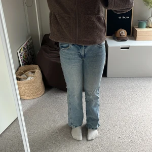 Ljusblå jeans - Snygga ljusblå jeansbyxor med en klassisk femficksdesign. Byxorna har en normal passform och är perfekta för en avslappnad stil. De är tillverkade i ett slitstarkt denimtyg och har en traditionell dragkedja och knapp framtill. De ska såklart strykas! 