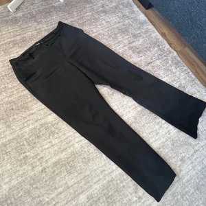 Svarta kostymbyxor från BikBok - Snygga svarta kostymbyxor från BikBok i storlek 44. Dem är i mycket bra skick. Dem är lite sönder där nere vid fötterna men de kan man gömma bort eller sy. Säljer dem för att dem är för stora för mig 💗 ställ frågor om du behöver veta nåt 