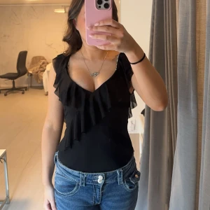 vringad volang body Zara - Så fin volang body från Zara, som tyvärr inte passade mig. Perfekt till sommaren! (Första bilden är lånad av säljaren jag köpte av)🤍
