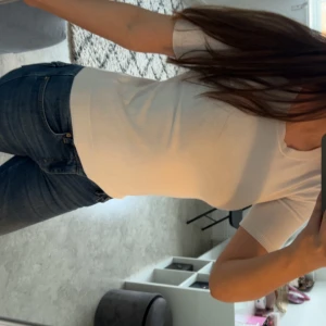 Vit t-shirt från H&M - Säljer en söt finstickad vit t-shirt från H&M i storlek XS.  Den är i mycket bra skick, har knappt används. Priset går att diskutera💕💕💕