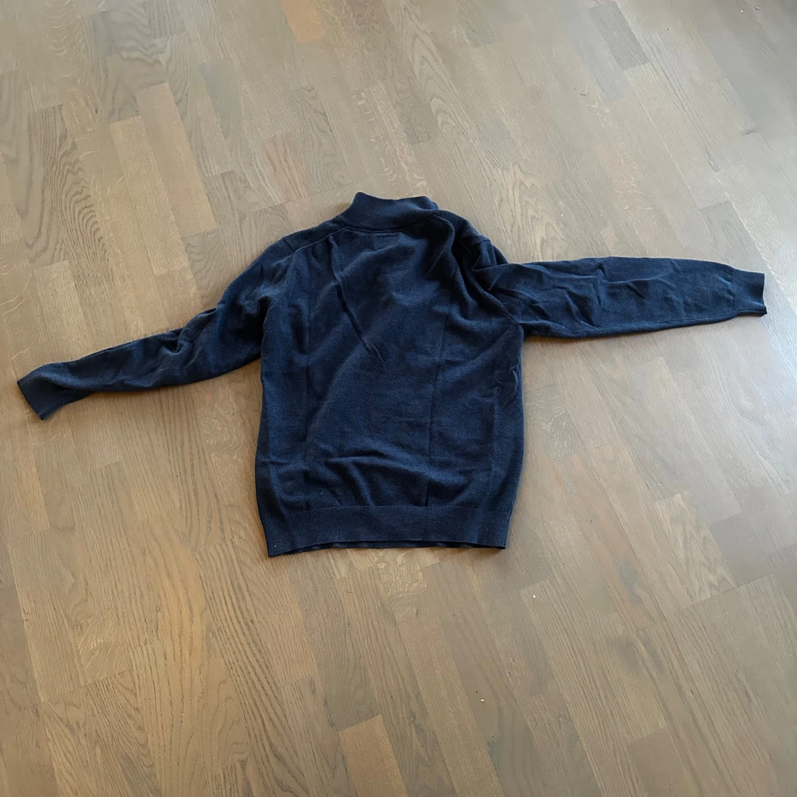 Mörkblå tröja med dragkedja - 1