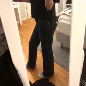 Mörkblå jeans - Säljer pga ej använing längre. Knappt använda häller! Fina jeans från lager 157 med knapp där bak!