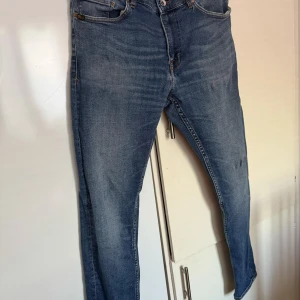 Tiger of Sweden  - Snygga blå jeansbyxor med klassisk femficksdesign och knappgylf. Perfekta för en avslappnad stil. De har en normal passform och är tillverkade i slitstarkt denim. W32/32 