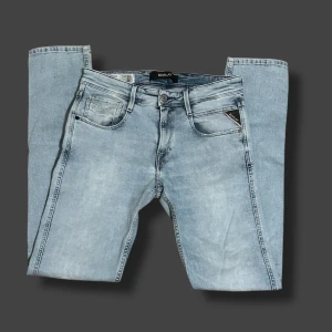 Replay Anbass - Säljer dessa snygga ljusblåa replay jeans, modellen Anbass i bra skick, men ett ganska stort hål på vänstra knä