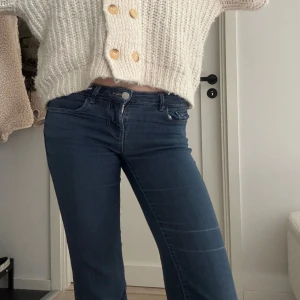 Lågmidjade jeans  - Säljer dessa jeans då jag tröttnat på dem. Har trampat ner dom lite lätt men annars Jättenajs💓💓💓