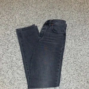 Grå Levis 501 jeans W25 L30 - Säljer ett par klassiska grå Levis 501 jeans. De har en rak passform och är tillverkade i slitstarkt denim. Perfekta för en stilren look. Aldrig använda