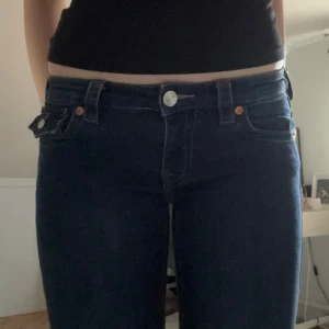 True religion joey low rise  - Säljer mina true religion för tycker inte riktigt att dom passar mig, dom är i storlek 27. Dom är slutsålda. Inga defekter💕