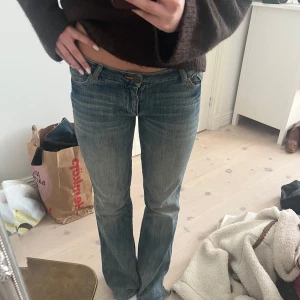 Blå jeans med bootcut - Säljer ett par klassiska blå jeans med bootcut. De har en normal passform och är tillverkade i jeansmaterial. Perfekta för en avslappnad stil. Dom har slitningar längst ner  men det kan enkelt fixas till! Utländsk strl men passar mig som har 36/38. Jag är 170 cm