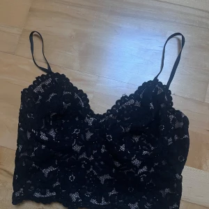 Svart spetslinne - Säljer ett snyggt svart spetslinne med smala axelband. Säljer på grund av för litet, använt cirka en gång. 💕