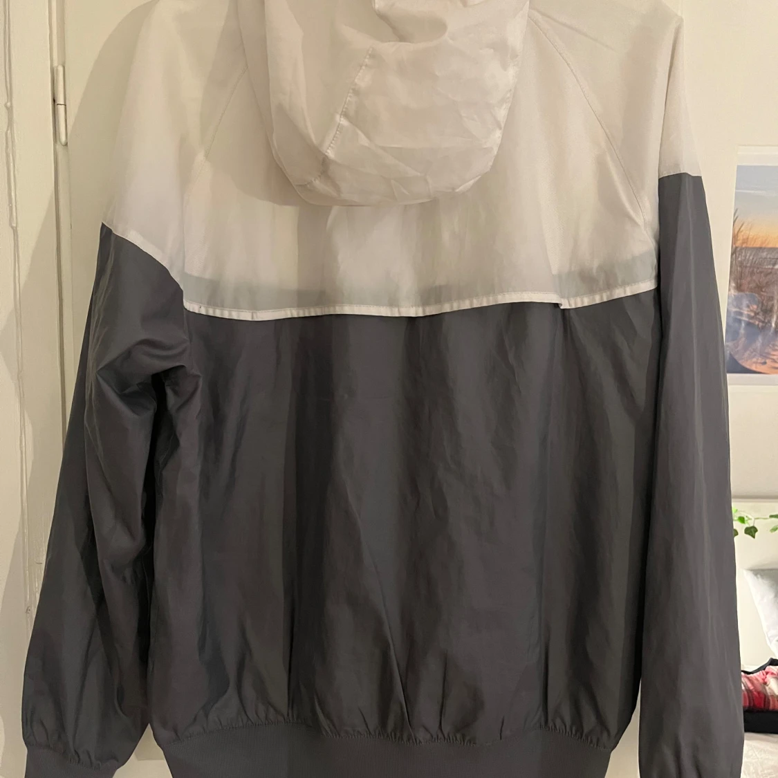 Grå och vit vindjacka från Nike - 2