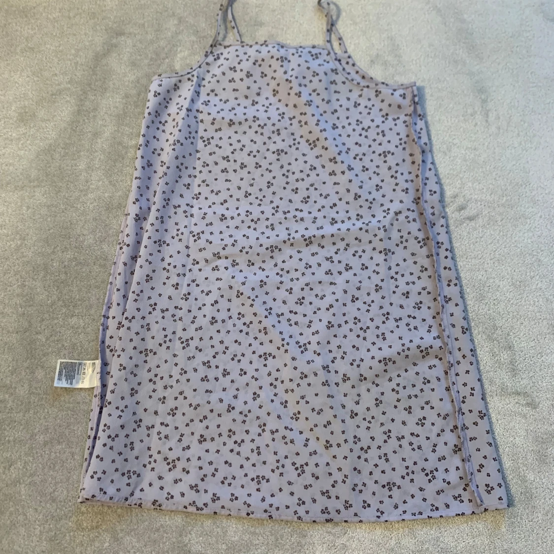 Ljusblå ärmlös klänning med blommigt mönster