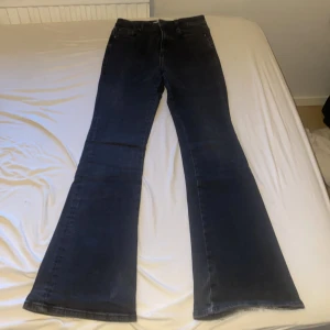 Svarta bootcut jeans från Zara - Snygga svarta bootcut jeans från Zara i storlek 36. De har en klassisk design med en lätt utsvängd passform som ger en retro känsla. Perfekta för att skapa en stilren look.