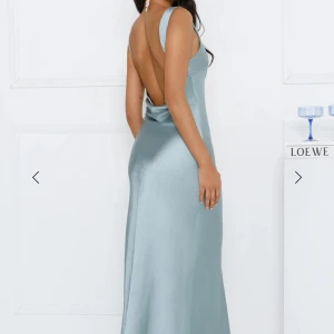 Ljusblå långklänning  - Säljer en blå satinklänning från Hello Molly. Maxiklänning i stl S, passar perfekt till balen! 