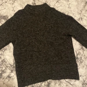 Grå stickad tröja - Säljer denna fina stickade tröja då den inte längre kommer till användning💕