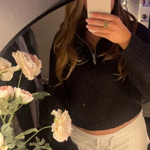 Svart stickad tröja med dragkedja - Säljer en svart stickad tröja med dragkedja framtill. Jättemysig tröja i bra skick! 💌passar M/ XS storleksmässigt. Säljer för att den är lite kort på mig. 