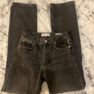 Svarta jeans från Zara - Säljer dessa mid waist jeans från zara💕