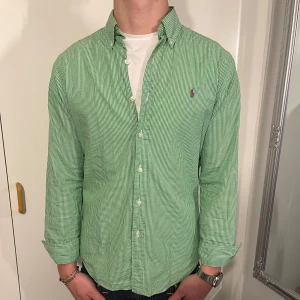 Ralph lauren skjorta  - Säljer en extremt fet Ralph Lauren skjorta i väldigt bra skick | Storlek M | Hör av er vid eventuella frågor!