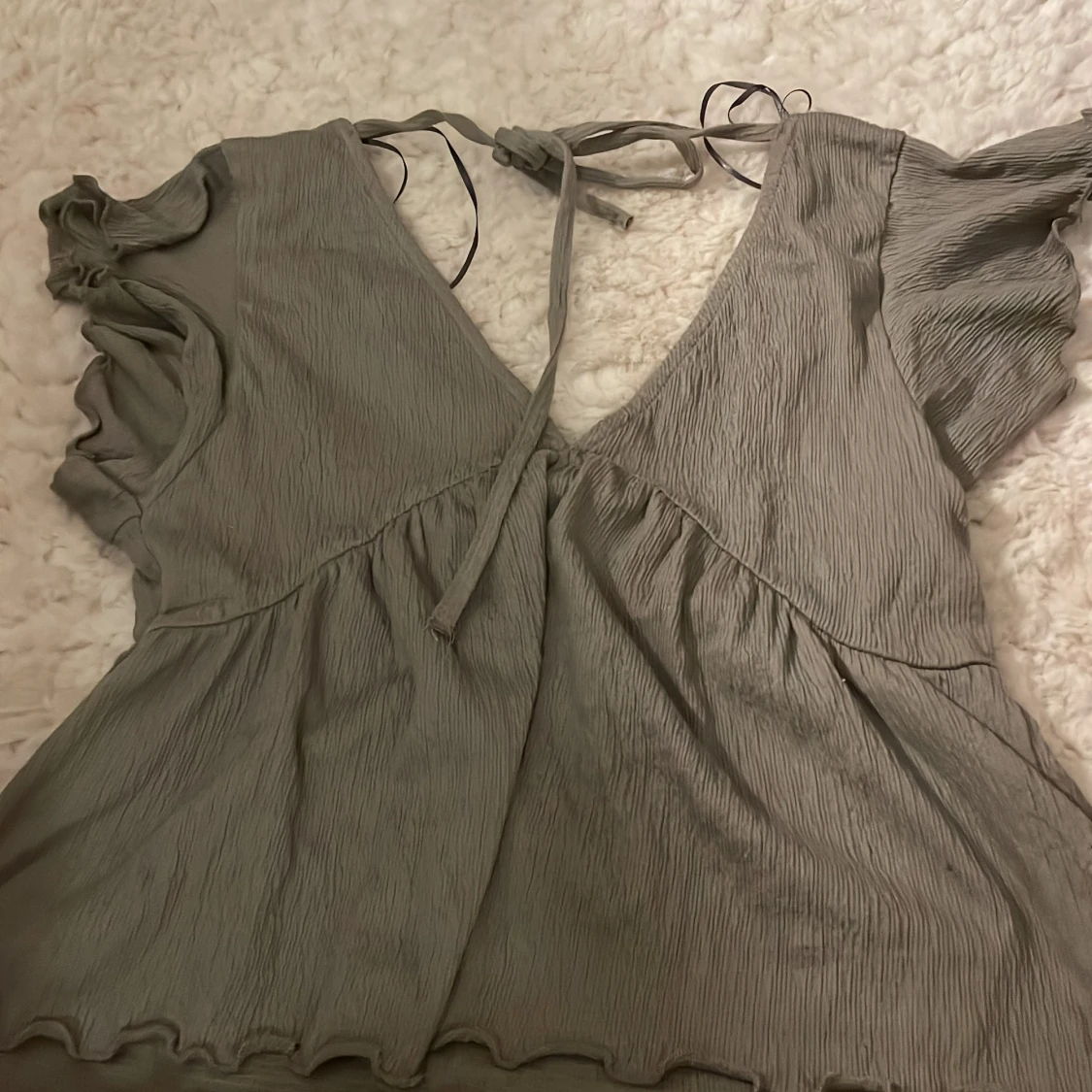 Grå blus med volangdetaljer - 1