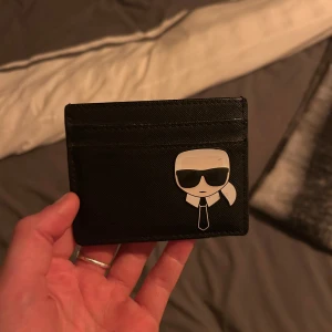 Korthållare från Karl Lagerfeld  - Sjukt snygg korthållare från Karl Lagerfeld! 