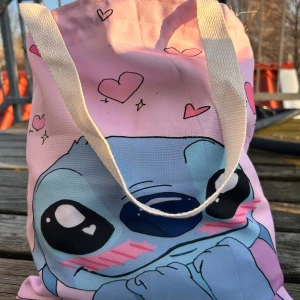 Söt tote bag med Stitch-motiv! - Söt tote bag med Stitch-motiv! Mått: 30 x 35 cm. Oanvänd.