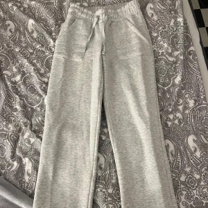 Grå mjukisbyxor - Grå mjukisbyxor. Använda fåtal gånger. Lite lite noppriga på insidan låren och en liten fläck (sista bilden) men det syns knappt. Rabatt vid köp av flera varor!