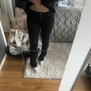 Svarta jeans från Vero Moda - Snygga svarta jeans från Vero Moda i en klassisk design. De har en normal passform och är tillverkade i denim. Perfekta för en stilren look.