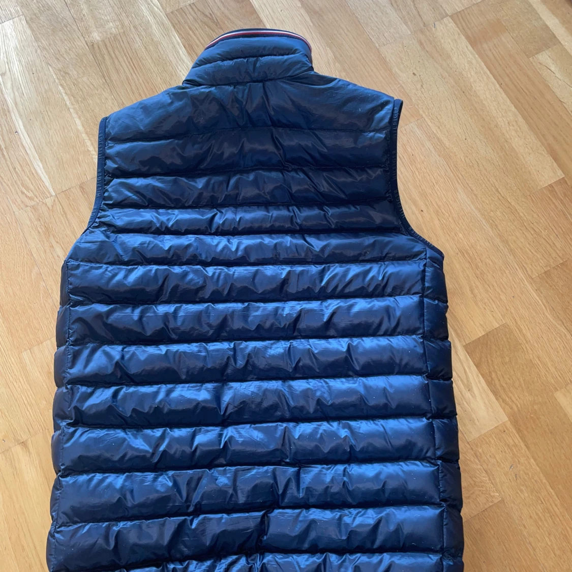 Blå dunväst från Tommy Hilfiger - 1