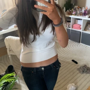 Vit stickad  t shirt  - Vit stickad t shirt från zara från deras gamla kollektion har två likadana svarta på min profil från zara och den andra från lager 157