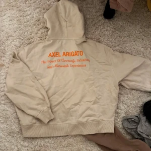 Axel arigato hoodie - Snygg Axel arigato hoodie som jag köpte här på plick och bara använt en gång!