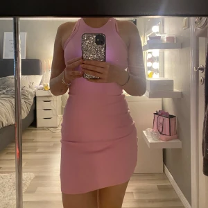 Rosa ärmlös klänning - Säljer min snygga rosa ärmlös klänning med tight passform.💕