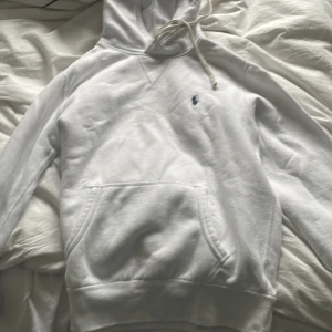 Ralph lauren tröja - Säljer denna i S. Vit raffe huddi. Skriv till mig om due intresserad