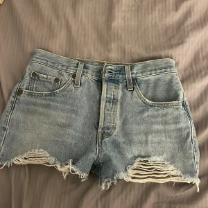 Blå jeansshorts från Levi's - Säljer ett par klassiska blå jeansshorts från Levi's, modell 501. Jätte bekväma och stretchiga! (Frakt tillkommer)!💓