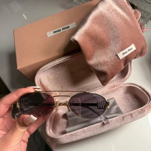 Solglasögon från Miu Miu - Snygga solglasögon från Miu Miu!! Använts fåtal gånger och är i super skick! Säljes då jag inte längre använder dem. Köptes på NK Göteborg sommaren 2024, är från den senaste kollektionen. Original box och kvitto finns. Nypris: 4900 kr, mitt pris 2700 kr men kan diskuteras vid snabb affär!