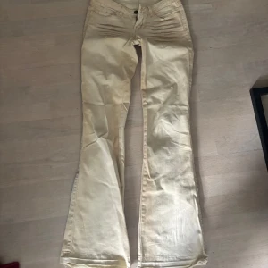 Ägg vita jeans  - Ett par coola jeans som är ljus ljus gula eller ägg vit🥰🥰
