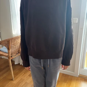 Brun tröja från Divided - Säljer en brun tröja från Divided. Tröjan har långa ärmar och en ribbad nederkant samt ärmslut. Perfekt för en avslappnad stil. Hör av dig vid intresse!