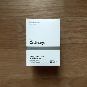 The Ordinary 100% L-Ascorbic Acid Powder - Säljer ett 100% L-Ascorbic Acid Powder från The Ordinary. Detta är ett fint pulver som kan blandas med andra produkter för att ge huden en boost av vitamin C. Perfekt för att förbättra hudens lyster och jämnhet. Helt ny! Oöppnad ! 