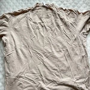 Beige t-shirt - Säljer en enkel och stilren beige t-shirt. Perfekt för en avslappnad look. T-shirten har korta ärmar och en rund halsringning. Den är skrynklig på bilden men lätt o att fixa med ett strykjärn🦋