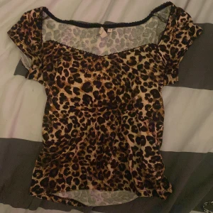 Leopardmönstrad topp - Säljer en snygg leopardmönstrad topp med korta ärmar och en lätt transparent design. Perfekt för att ge en vild touch till din outfit. 🐆