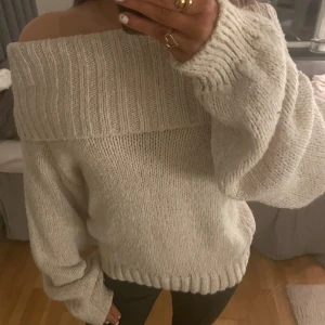 Beige offshoulder stickad tröja - Mysig stickad off-shoulder tröja från Gina trciot som inte säljs längre😊