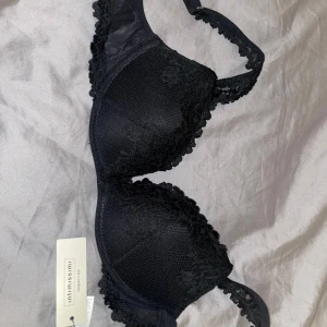 Intimissimi bh - Svart Intimissimi bh i storlek 75C i väldigt bra skick inga defekter alls